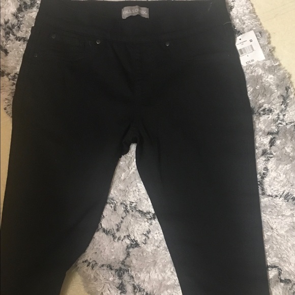 Falls Creek Pants - Black size small stretchy waist capris.